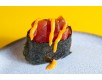 Гункан с тунцом и острым соусом